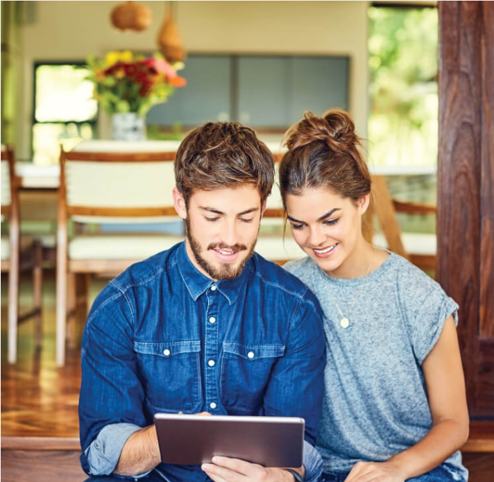 Pareja usando tablet